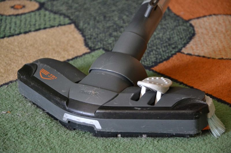 cleaning-carpet-vacuum